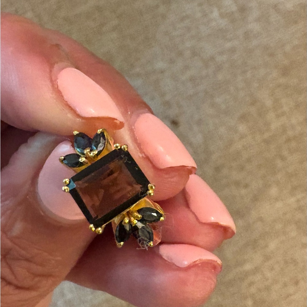 Elegant Gold and Black Gemstone Ring